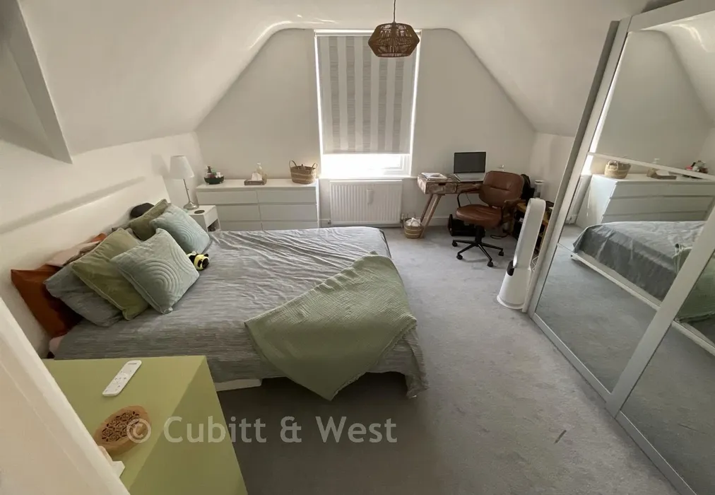 Bedroom - Queens Road, East Grinstead, West Sussex - Wards of Kent