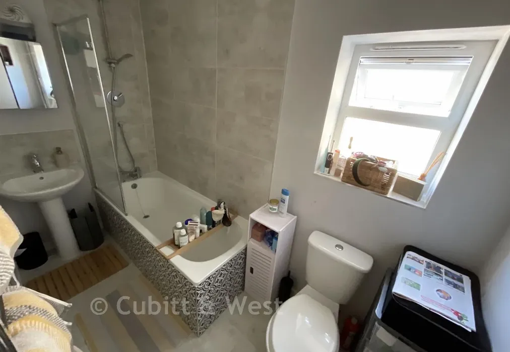 Bathroom - Queens Road, East Grinstead, West Sussex - Wards of Kent