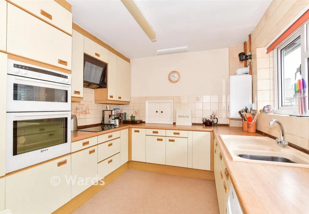 Kitchen - Maxwell Drive, Maidstone, Kent - Wards of Kent