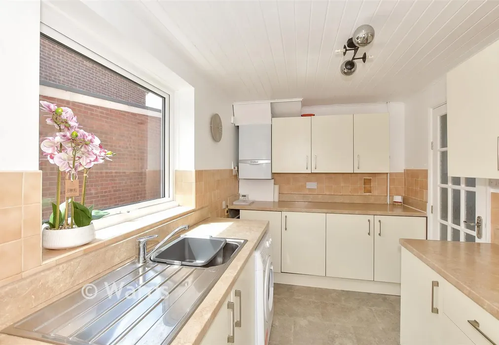 Kitchen - The Maples, Broadstairs, Kent - Wards of Kent