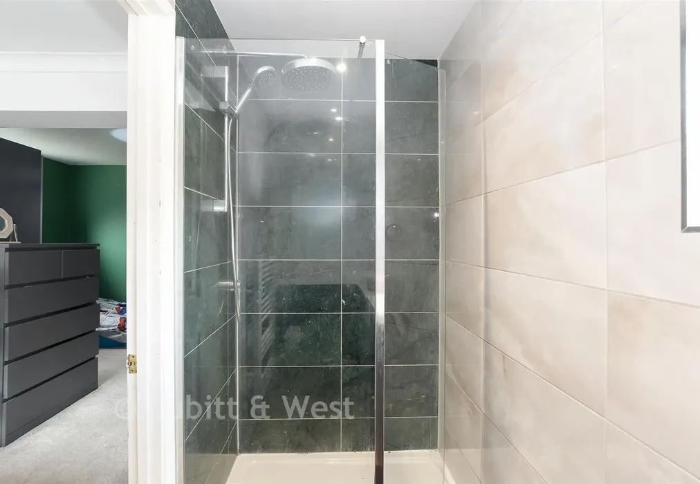 En-Suite Shower Room - Rusper Road, Horsham, West Sussex - Wards of Kent
