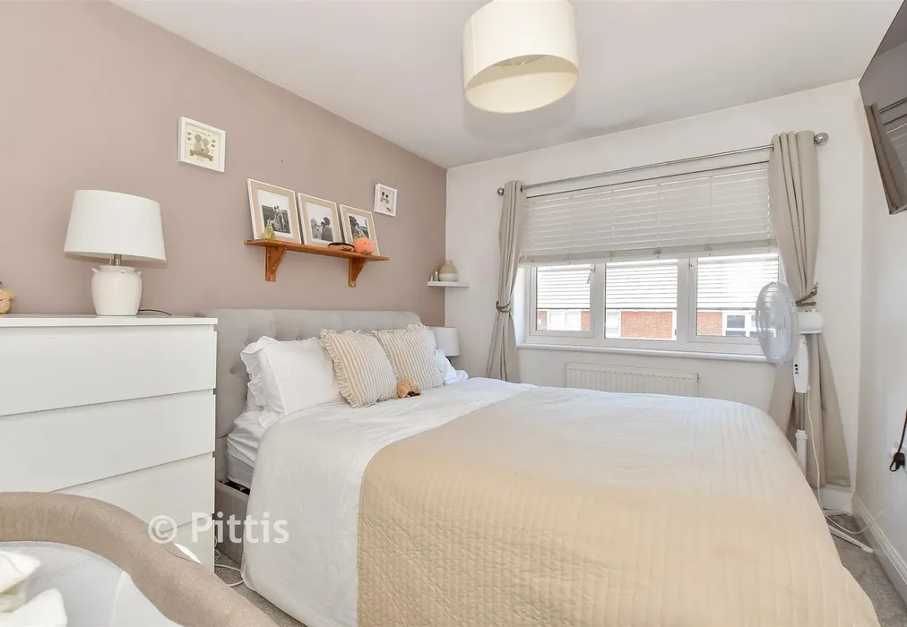 Bedroom 1 - Naval Terrace, East Cowes, Isle of Wight - Wards of Kent