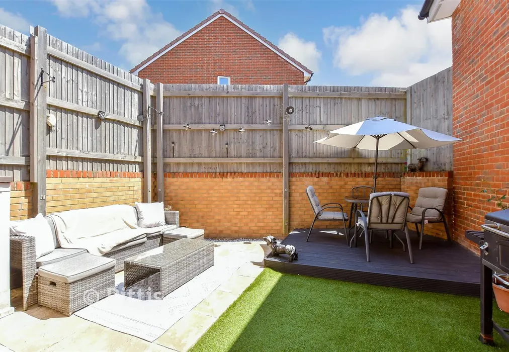 Rear Garden - Naval Terrace, East Cowes, Isle of Wight - Wards of Kent