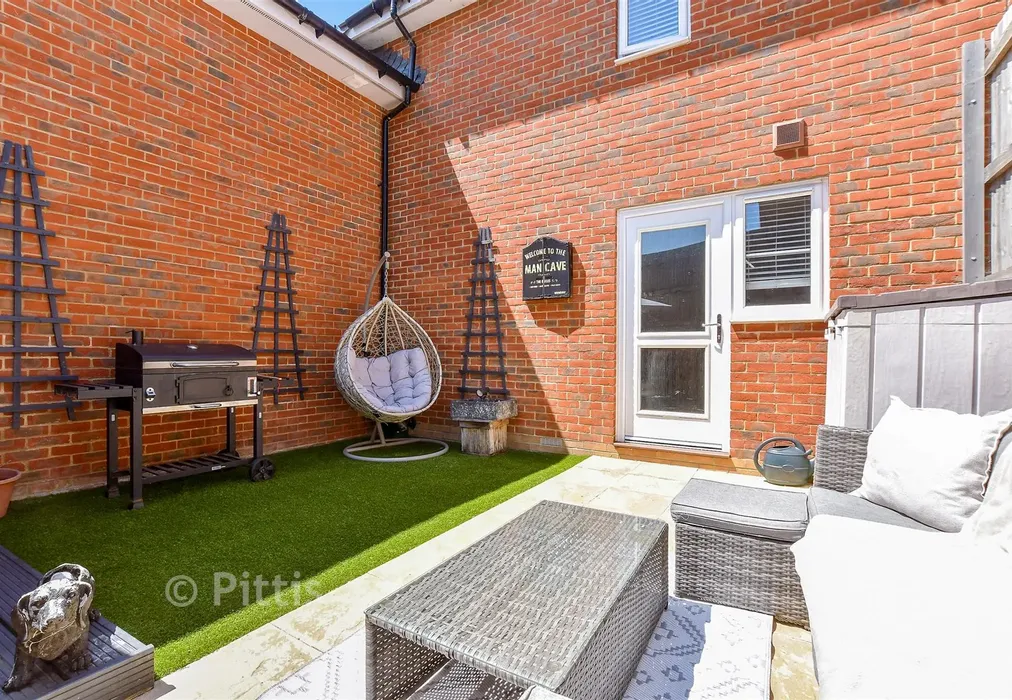 Rear Garden - Naval Terrace, East Cowes, Isle of Wight - Wards of Kent