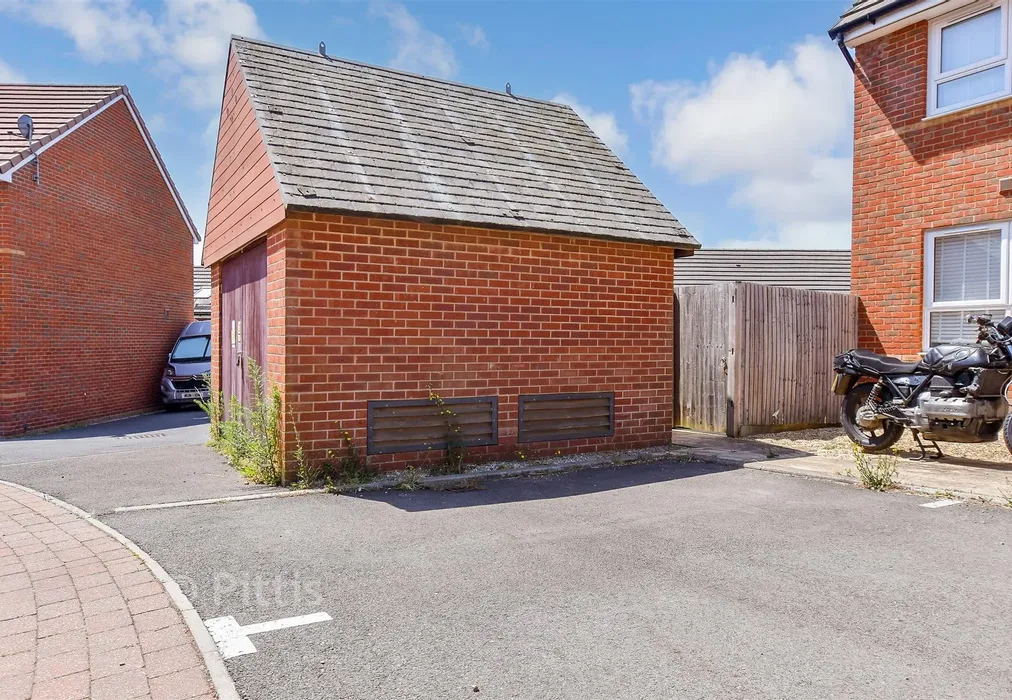 Driveway/Parking - Naval Terrace, East Cowes, Isle of Wight - Wards of Kent