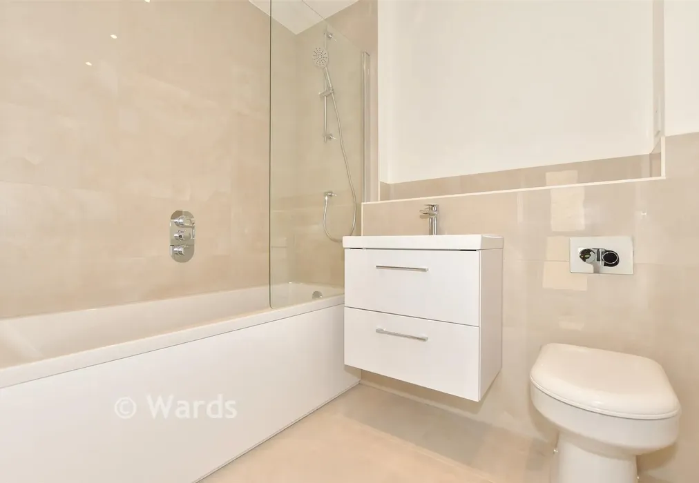 Bathroom - Sutherland Park, Farmer Road, Hythe, Kent - Wards of Kent