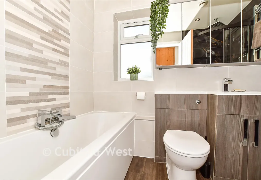 Bathroom - Southridge Road, Crowborough, East Sussex - Wards of Kent