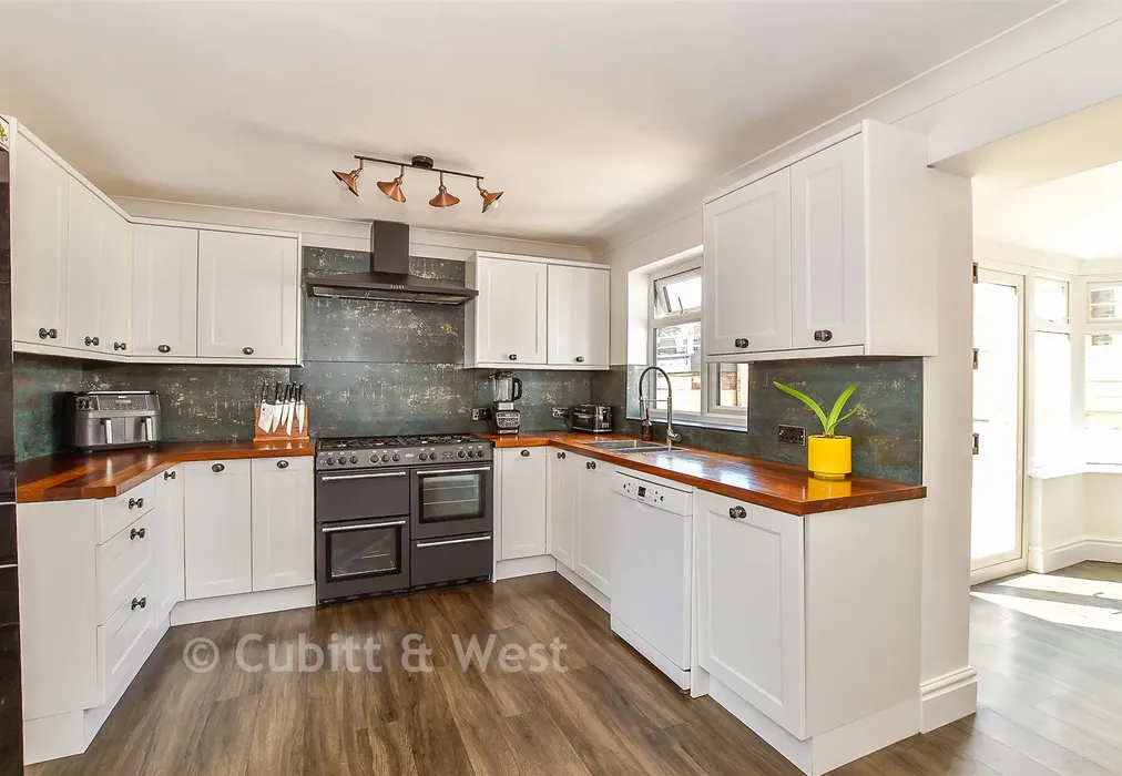 Kitchen - Southridge Road, Crowborough, East Sussex - Wards of Kent