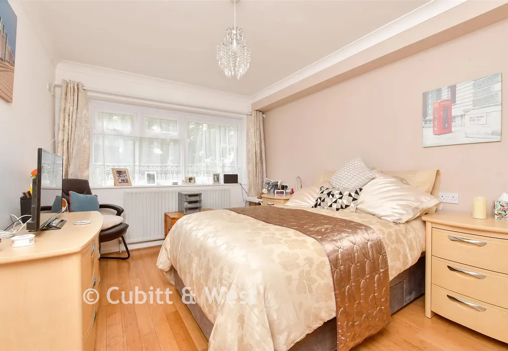 Bedroom 1 - Timberhill, Ashtead, Surrey - Wards of Kent