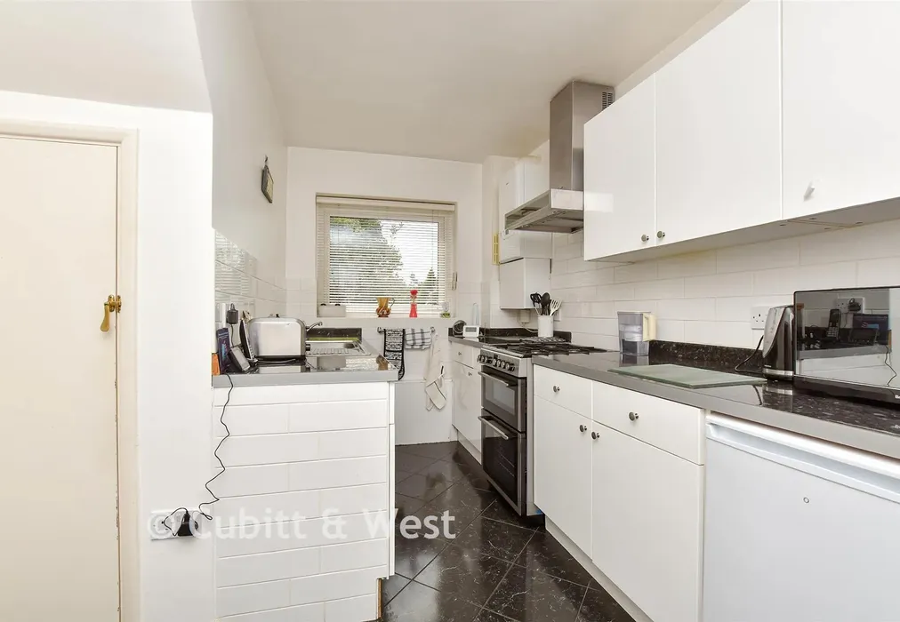 Kitchen - Timberhill, Ashtead, Surrey - Wards of Kent