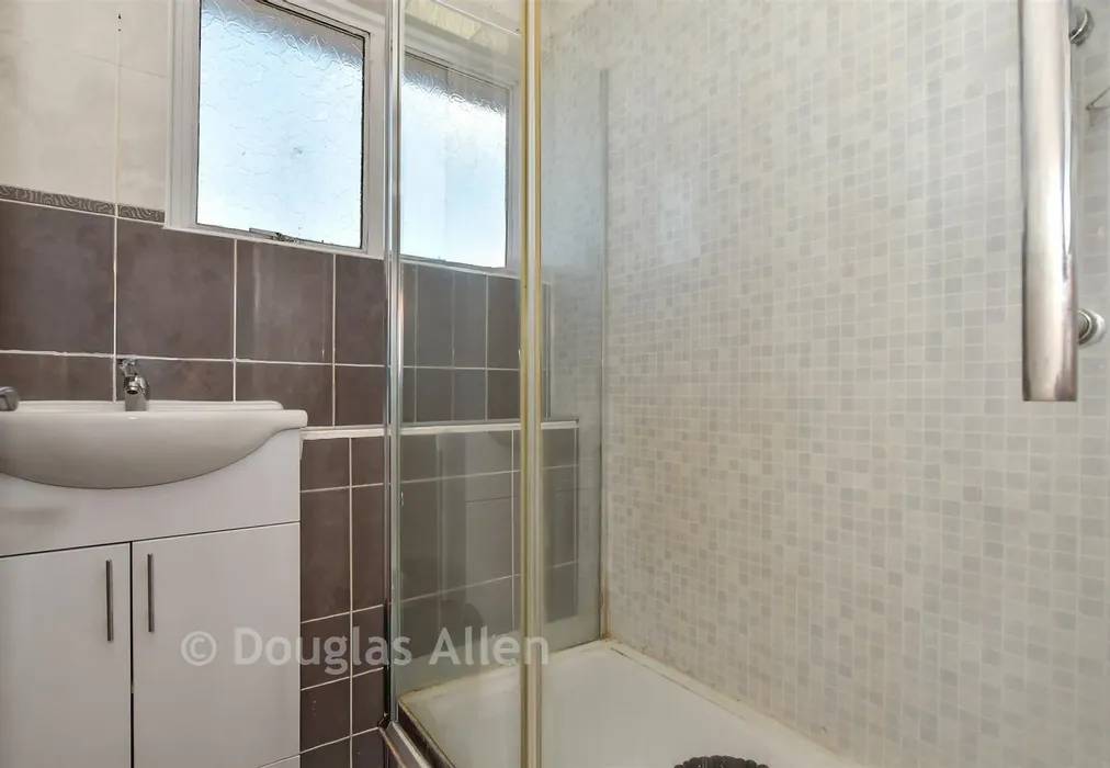 Shower Room - Shepeshall, Basildon, Essex - Wards of Kent