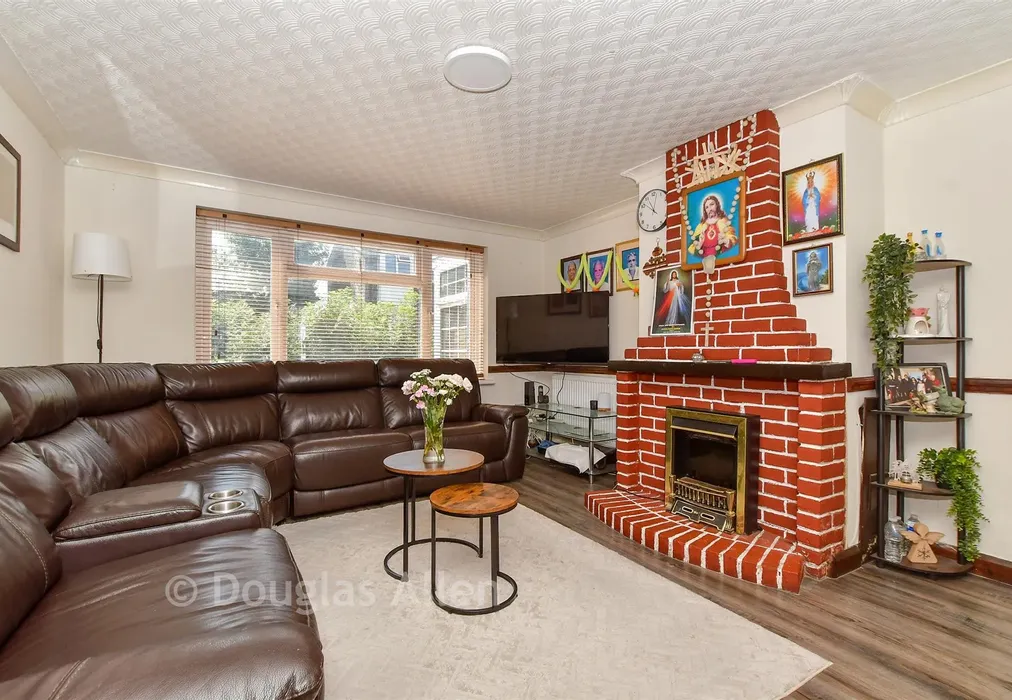 Lounge - Shepeshall, Basildon, Essex - Wards of Kent