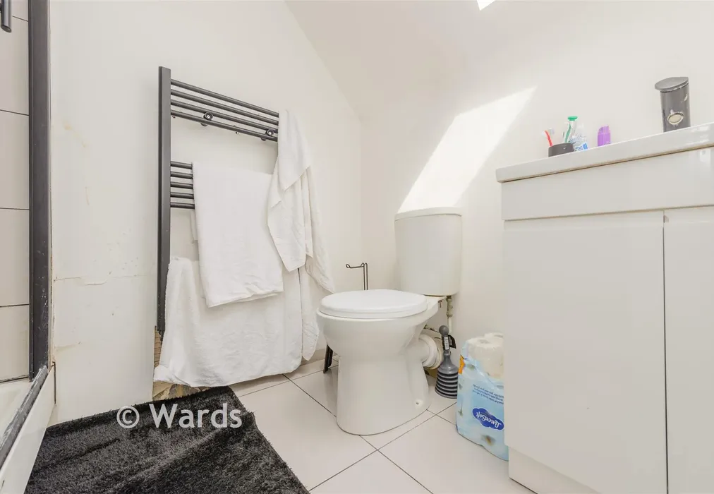 Shower Room - Fenners Marsh, Gravesend, Kent - Wards of Kent