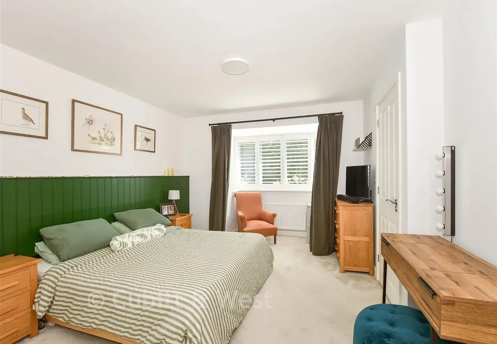Bedroom 1. - Long Lane, Handcross, Haywards Heath, West Sussex - Wards of Kent