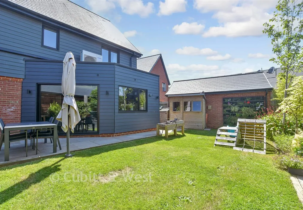 Rear Garden - Long Lane, Handcross, Haywards Heath, West Sussex - Wards of Kent