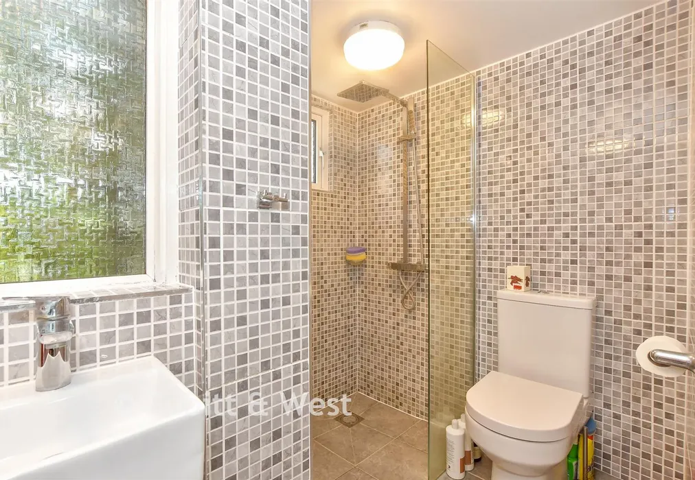 Wet Room - Parklands Avenue, Bognor Regis, West Sussex - Wards of Kent