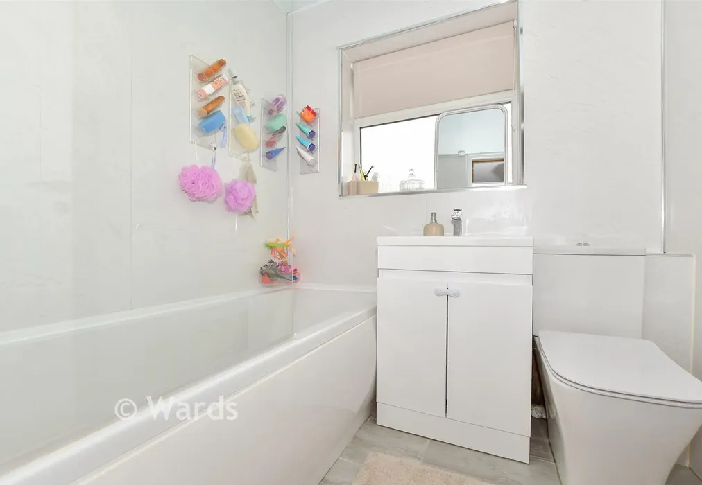Bathroom - Richmond Avenue, Cliftonville, Margate, Kent - Wards of Kent