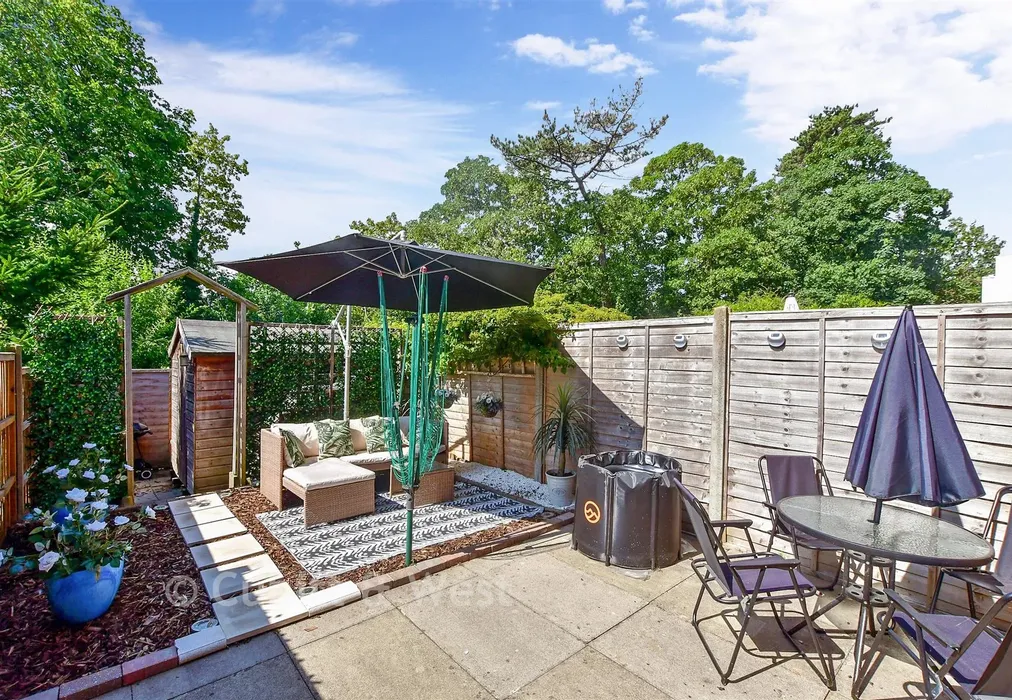 Rear Garden - Penfolds Place, Arundel, West Sussex - Wards of Kent