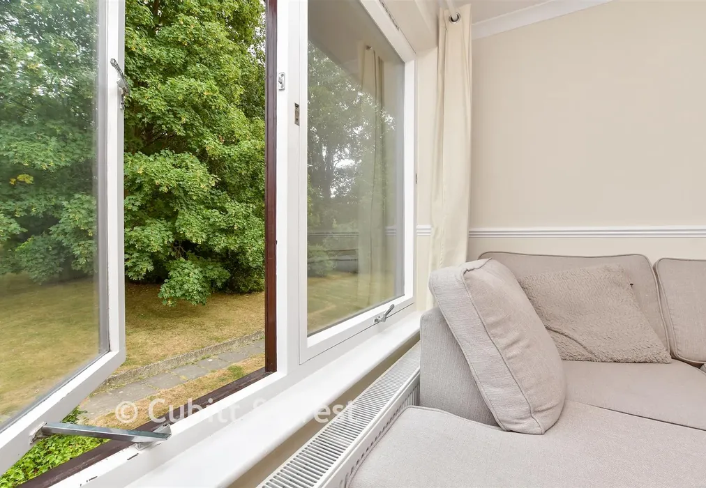Internal Lifestyle Photograph - Hillside Close, Banstead, Surrey - Wards of Kent