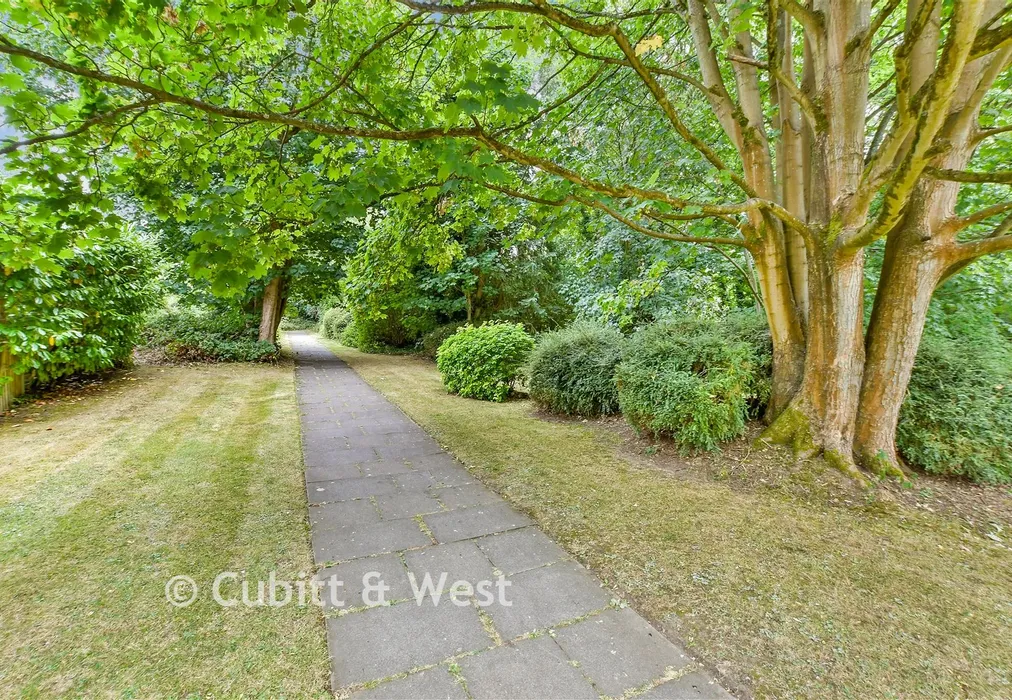 Communal Gardens - Hillside Close, Banstead, Surrey - Wards of Kent