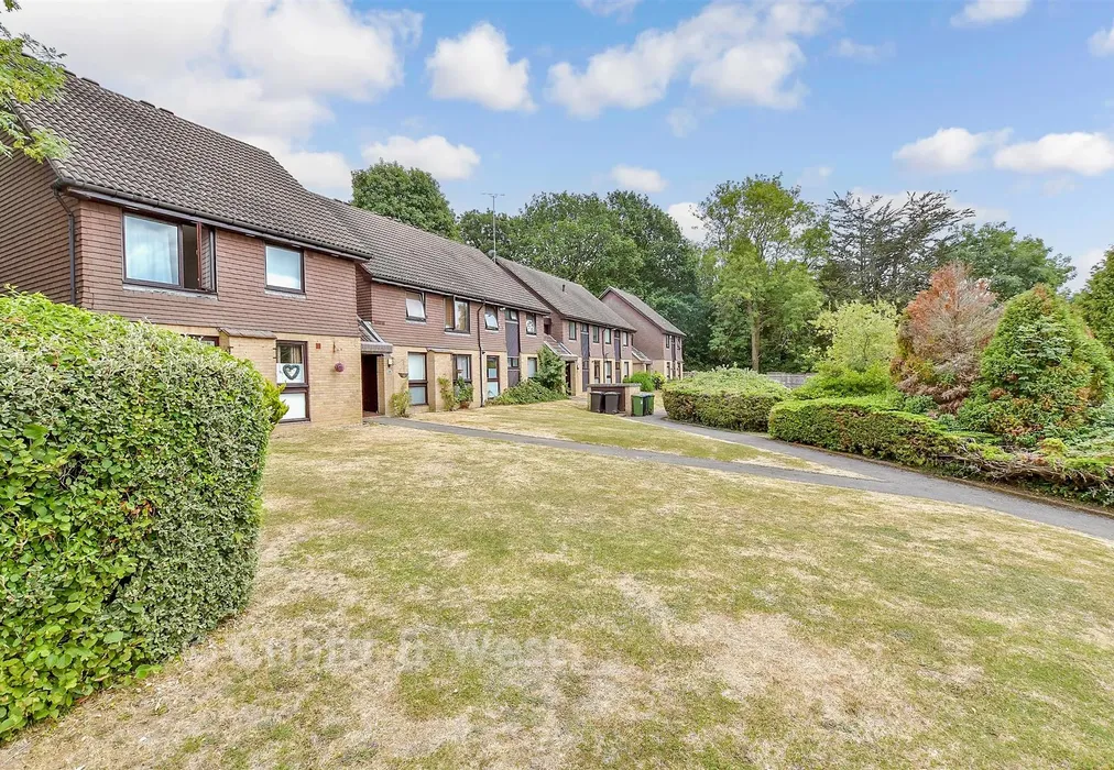 Communal Gardens - Hillside Close, Banstead, Surrey - Wards of Kent