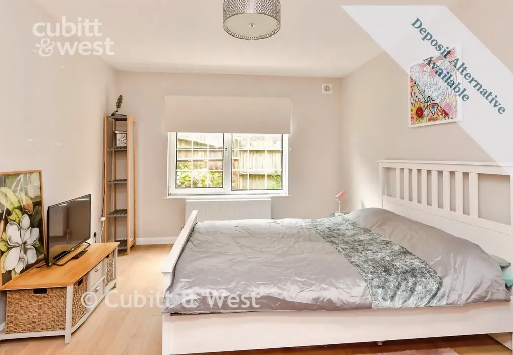 Bedroom 1 - Prince Regents Close, Brighton, BN2 - Wards of Kent