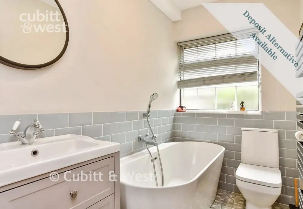 Bathroom - Prince Regents Close, Brighton, BN2 - Wards of Kent