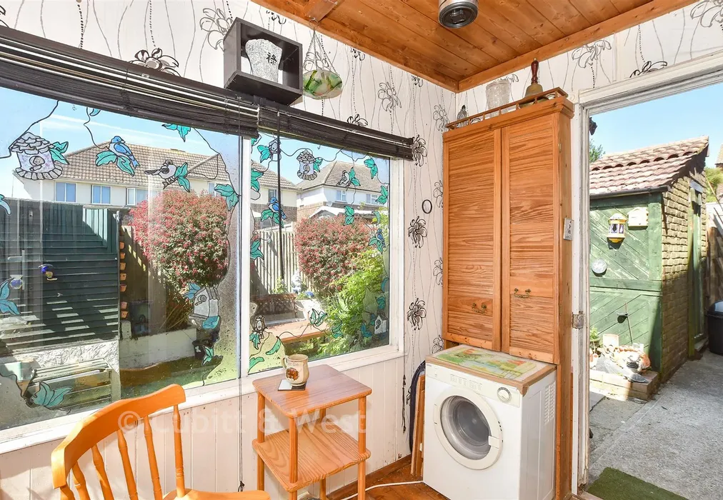 Lean-To - Beckley Close, Brighton, East Sussex - Wards of Kent