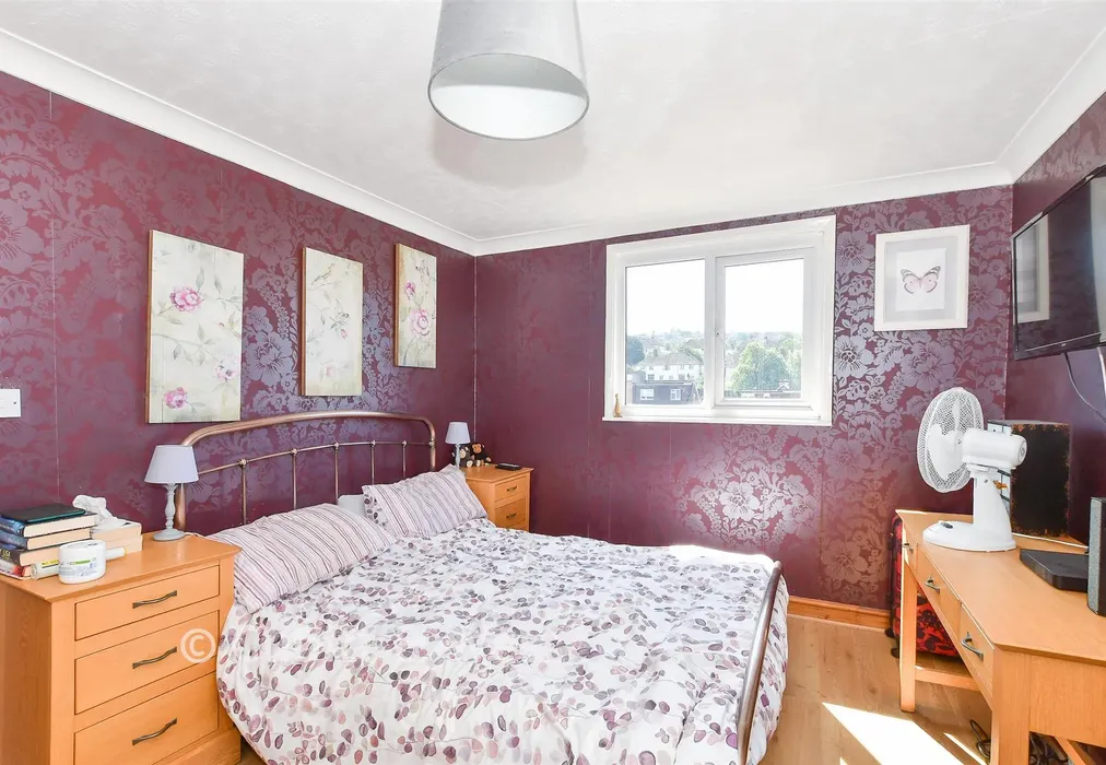 Bedroom 1 - Dale Crescent, Brighton, East Sussex - Wards of Kent