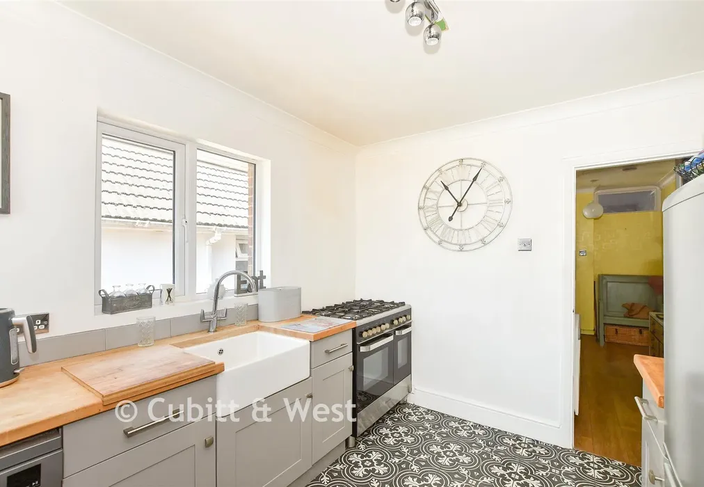 Kitchen - Dale Crescent, Brighton, East Sussex - Wards of Kent