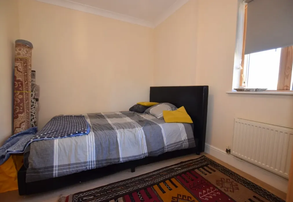 Bedroom 1 - Barnes Mews Bishopric RH12 - Wards of Kent
