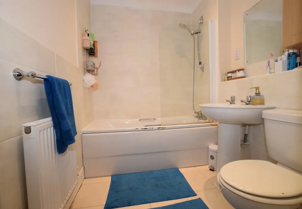 Bathroom - Barnes Mews Bishopric RH12 - Wards of Kent