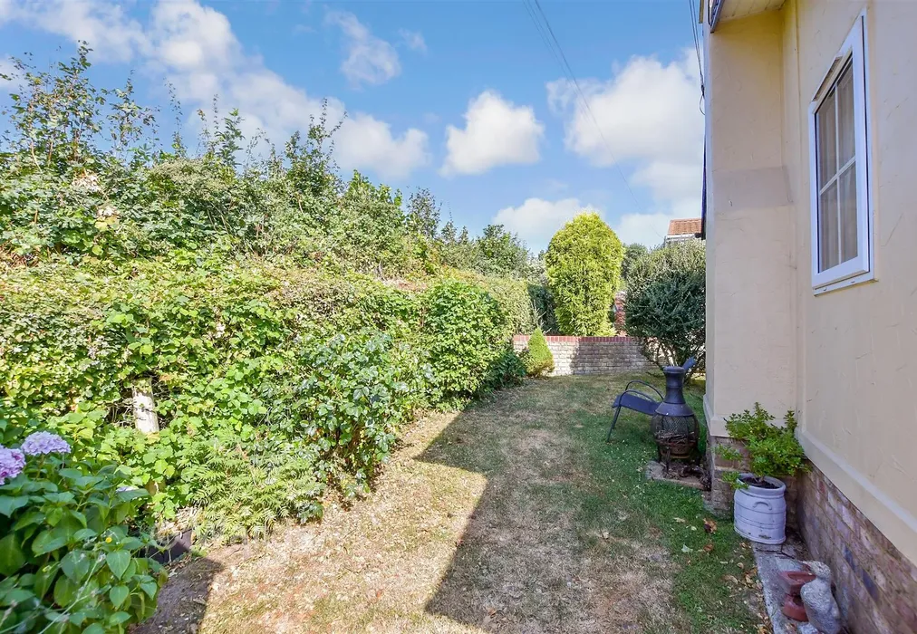 Side Garden - Millers Way, Maidstone, Kent - Wards of Kent
