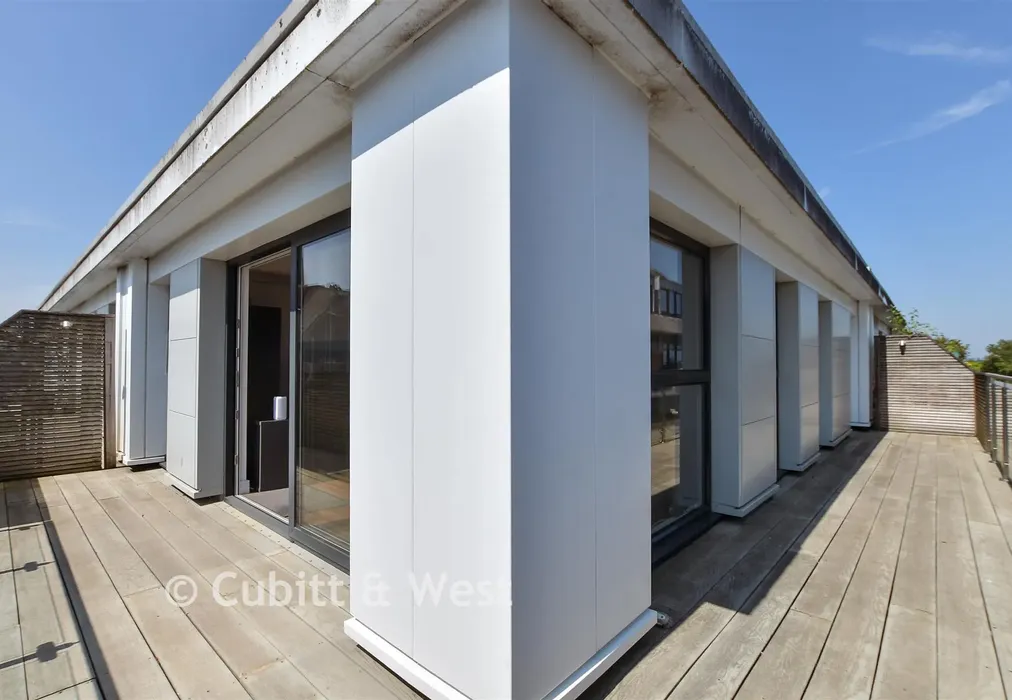 Balcony - Chart Way, Horsham, West Sussex - Wards of Kent