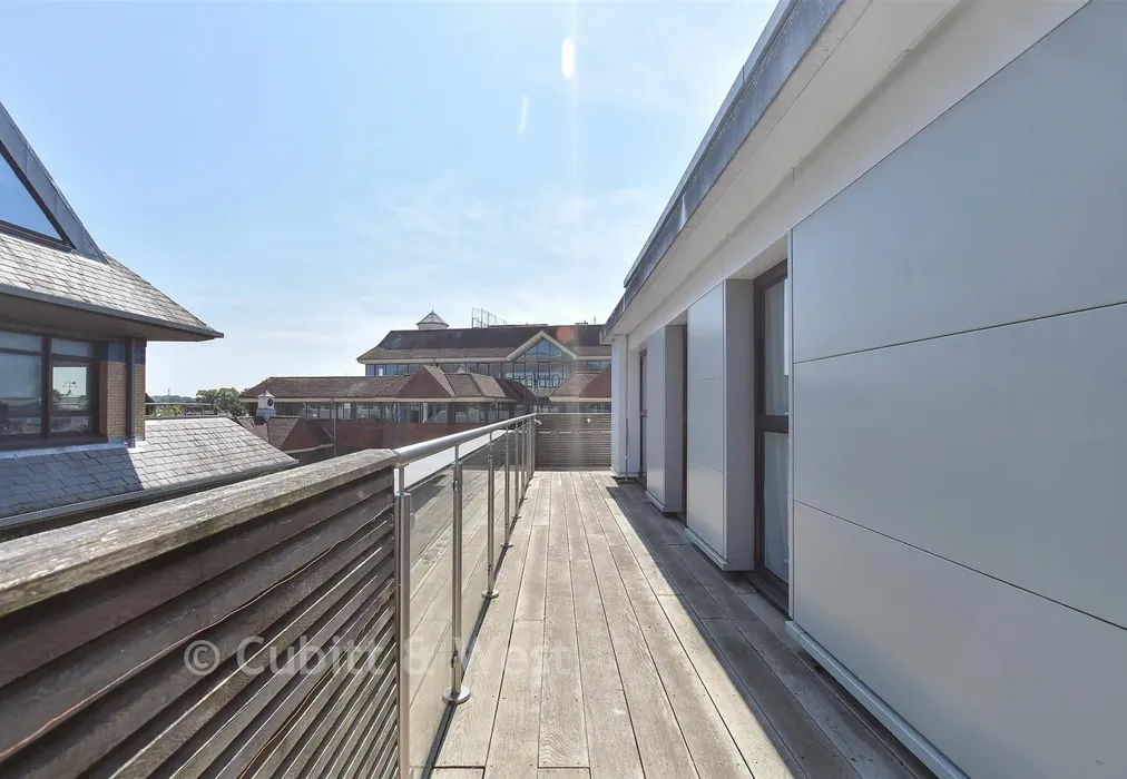 Balcony - Chart Way, Horsham, West Sussex - Wards of Kent