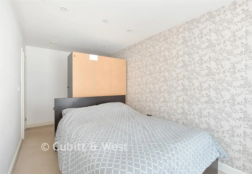 Bedroom 1 - Chart Way, Horsham, West Sussex - Wards of Kent