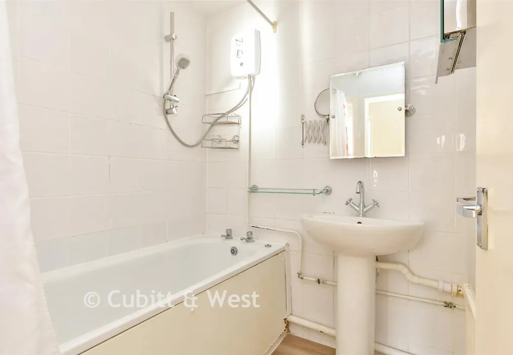 Bathroom - Surrenden Road, Brighton, East Sussex - Wards of Kent