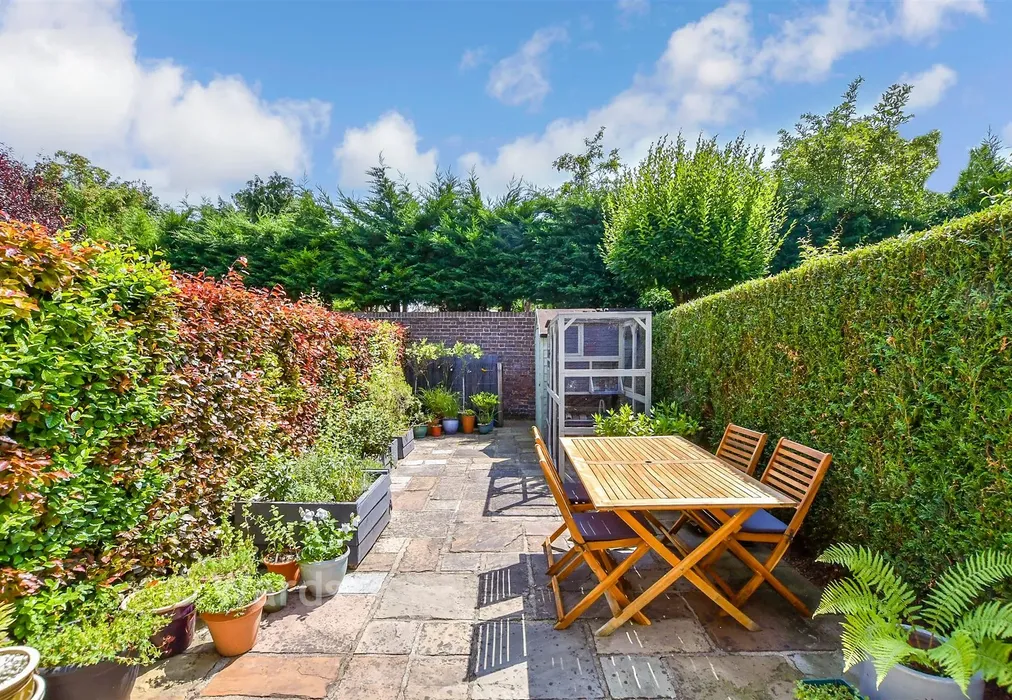 Rear Garden - Hanbury Close, Wateringbury, Maidstone, Kent - Wards of Kent