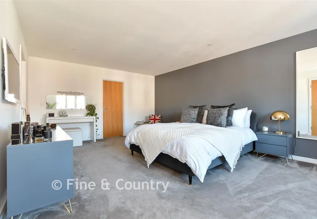 Bedroom 1 - Rushclose, Shanklin, Isle of Wight - Wards of Kent