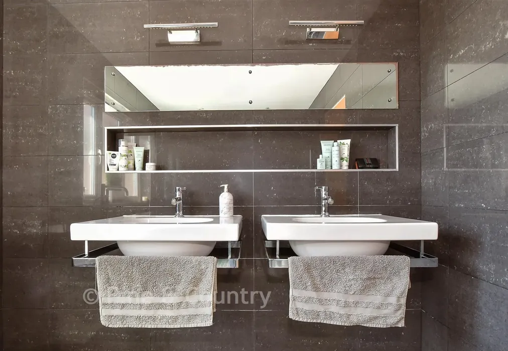 Internal Lifestyle Photograph - Rushclose, Shanklin, Isle of Wight - Wards of Kent