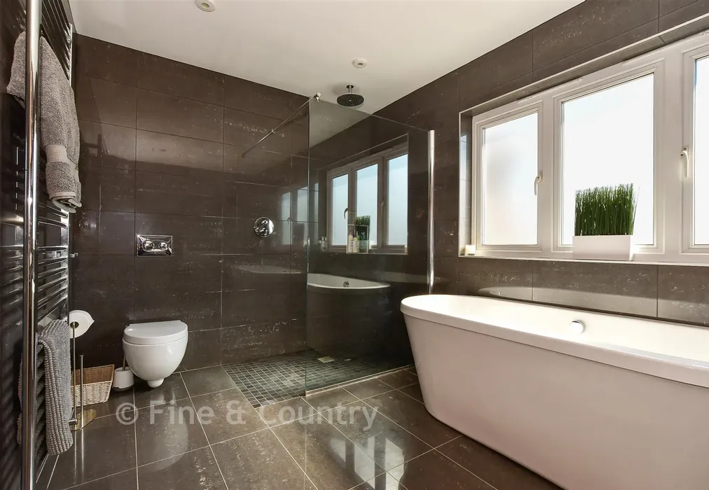 En-Suite Bathroom - Rushclose, Shanklin, Isle of Wight - Wards of Kent