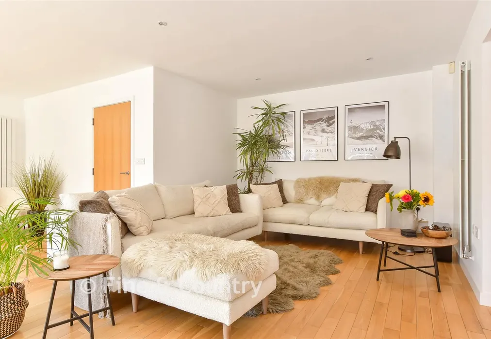 Snug - Rushclose, Shanklin, Isle of Wight - Wards of Kent