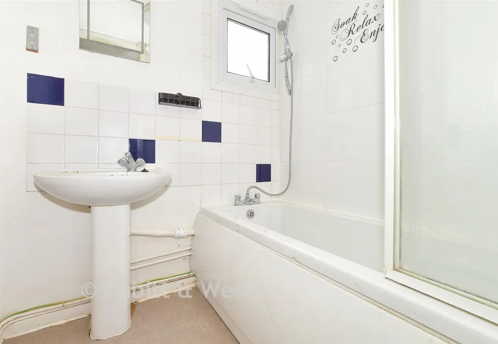 Bathroom - Chippendale Road, Broadfield, Crawley, West Sussex - Wards of Kent