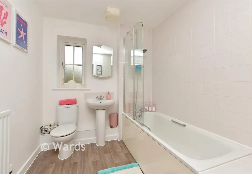 Bathroom - Beckett Gardens, Faversham, Kent - Wards of Kent