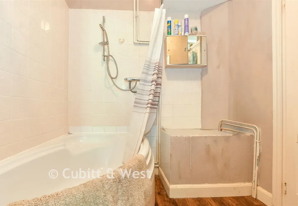 Bathroom - Cuckfield Lane, Warninglid, West Sussex - Wards of Kent