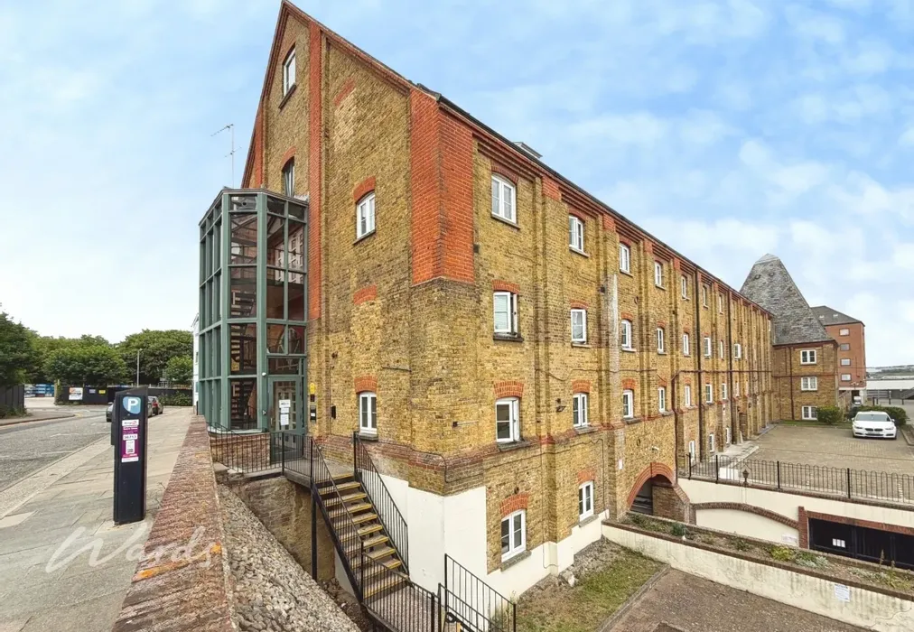 Front - Clifton Road Gravesend DA11 - Wards of Kent