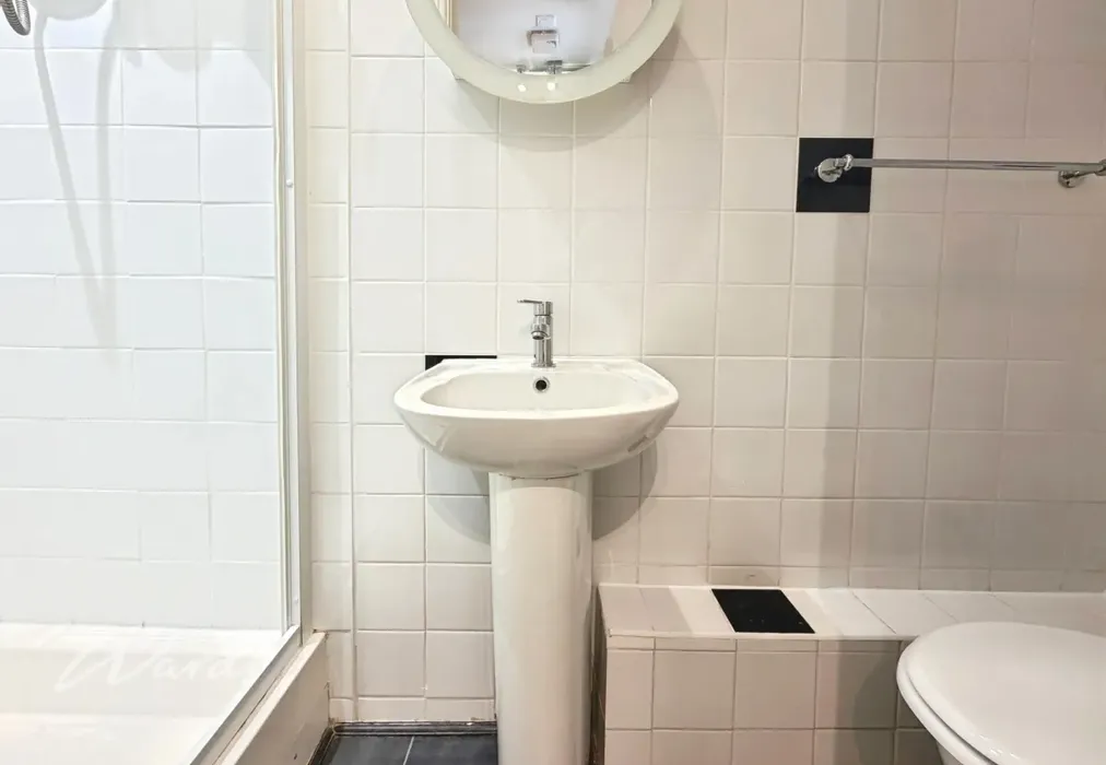 Shower Room - Clifton Road Gravesend DA11 - Wards of Kent