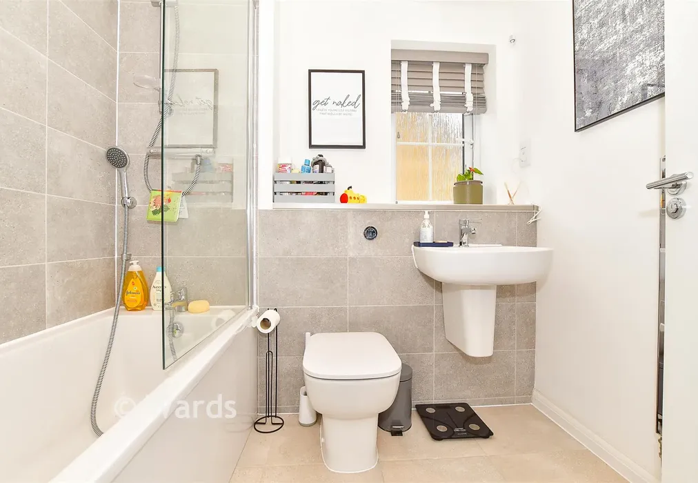 Bathroom - Tyler Road, Staplehurst, Kent - Wards of Kent