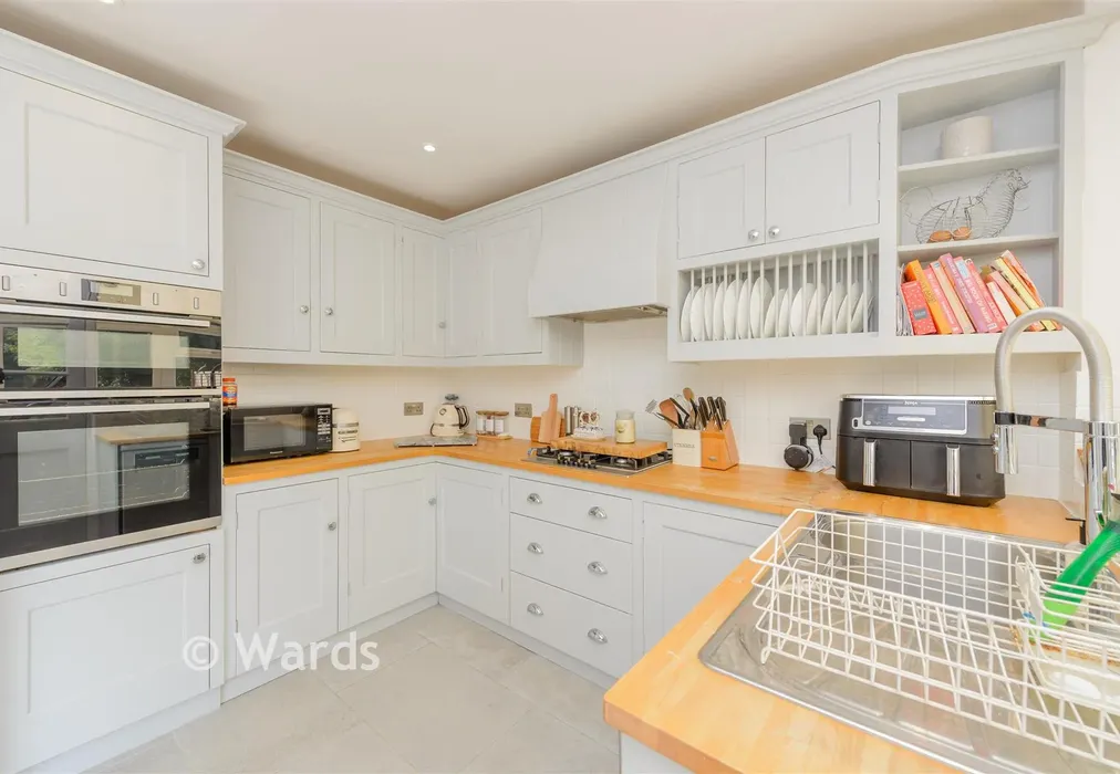 Kitchen - Whitepost Lane, Culverstone, Meopham, Kent - Wards of Kent