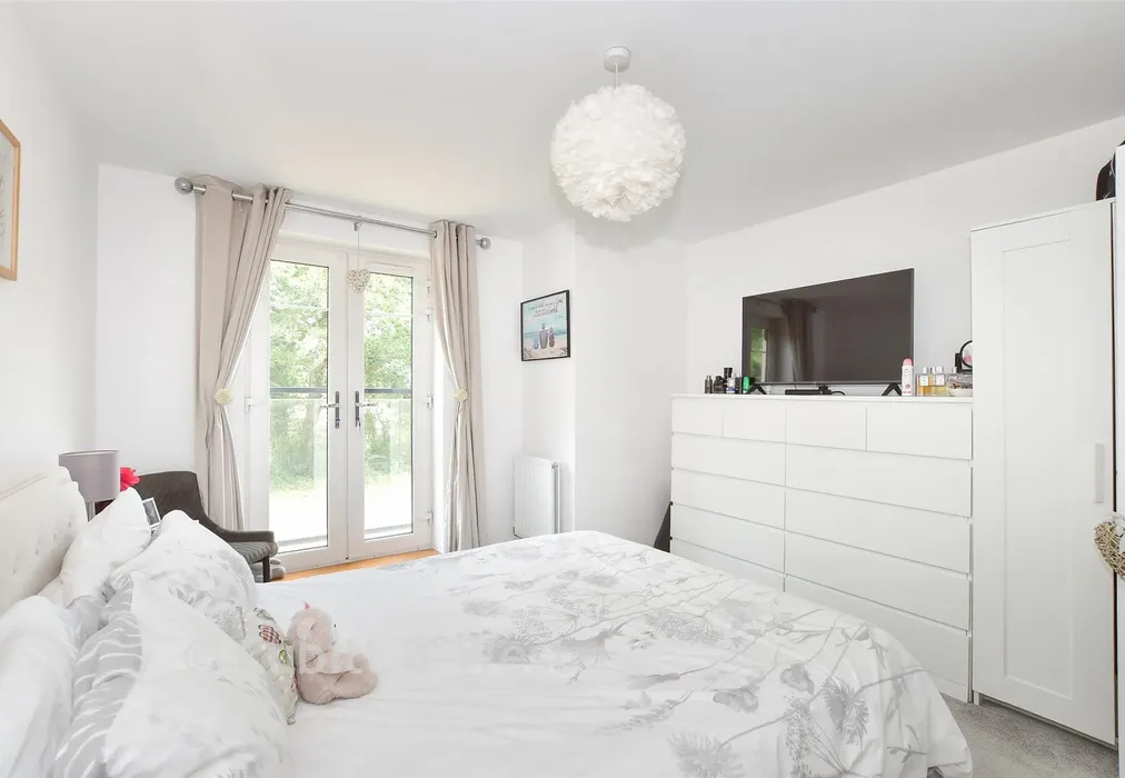 Bedroom 1 - Daffodil Crescent, Crawley, West Sussex - Wards of Kent